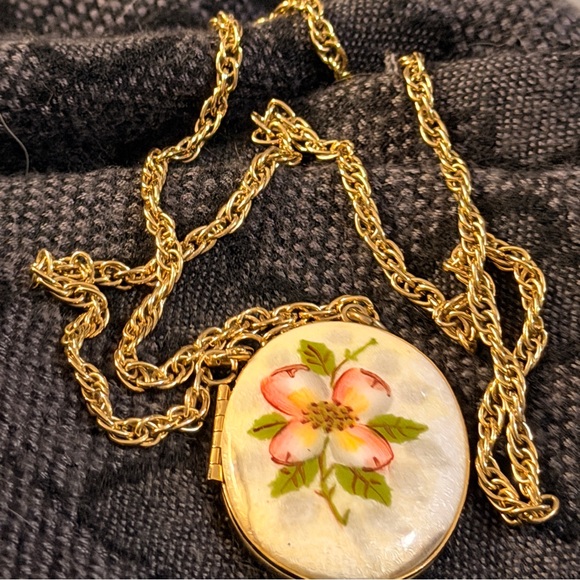 Vintage oval hand, painted floral locket on 22-23” gold chain - Picture 5 of 6